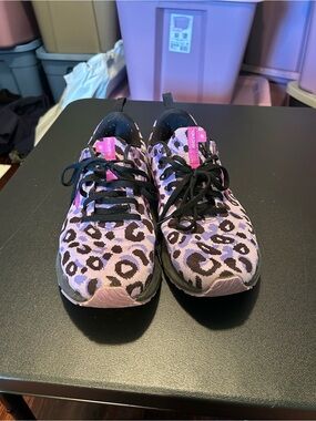 Brooks revel 5 purple leopard print sneakers in US 9.5